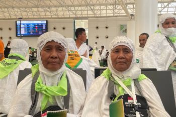 Dua perempuan kembar tunaikan ibadah haji bersama