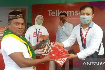 Telkomsel mengedukasi calon haji NTB cara berkomunikasi dari Arab Saudi