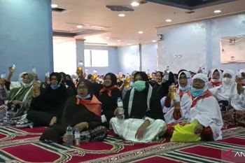 Jamaah Embarkasi Batam lakukan gerakan minum bersama