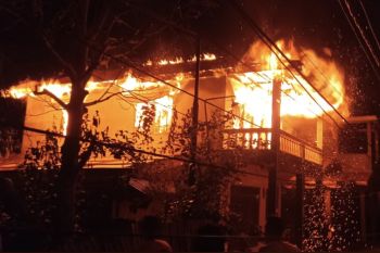 Karena arus pendek, sebuah rumah di Tembilahan Hulu ludes terbakar