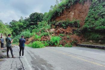 Jalur penghubung Padang-Solok macet akibat material longsor tutup jalan