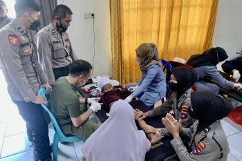 Puluhan anak ikuti khitanan massal di Polres Balangan