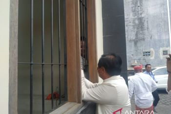 Mantan Wagub Bali jenguk Eka Wiryastuti saat sidang