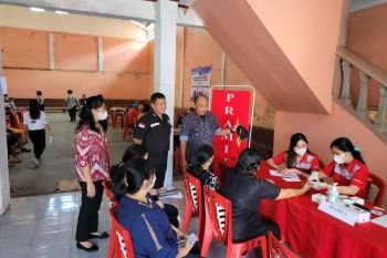 Warga antusias ikut pemeriksaan kesehatan gratis BNNP Sulut di Minahasa