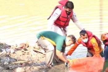 Petugas BPBD evakuasi temuan mayat di Bengawan Madiun