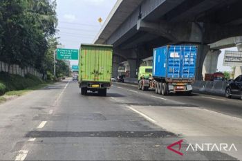 Dua titik Tol Jakarta-Cikampek sedang diperbaiki
