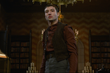 Ezra Miller diduga sekap anak- anak dan ibu di rumah penuh senjata