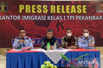 Imigrasi Pekanbaru deportasi warga Taiwan, istri hamil 7 bulan
