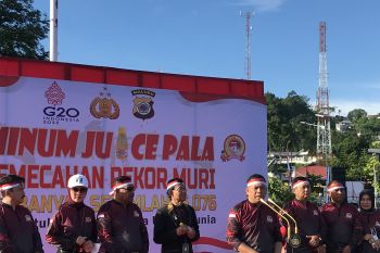 Polda Maluku pecahkan rekor MURI minum jus pala terbanyak, ikut dukung pemulihan ekonomi