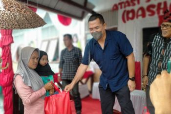 BI Sultra bantu paket sembako untuk keluarga berisiko stunting di Wakatobi