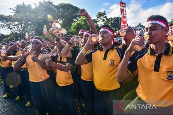 FOTO - Polda Maluku pecahkan rekor MURI minum 16.076 Jus Pala