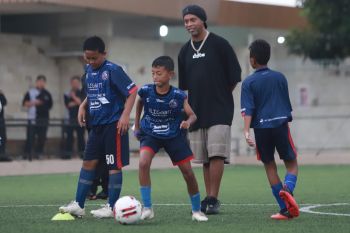 Ronaldinho berbagi kiat jadi pemain sepak bola dunia dengan anak Indonesia
