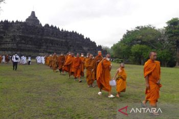 Siswa Pasastrian Buddhis Kusala Mitra puja bakti di Borobudur