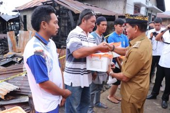 Gubernur berikan bantuan di dua lokasi kebakaran