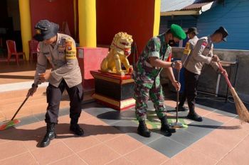 Polres Natuna bagikan sembako untuk pengurus rumah ibadah di Penagi