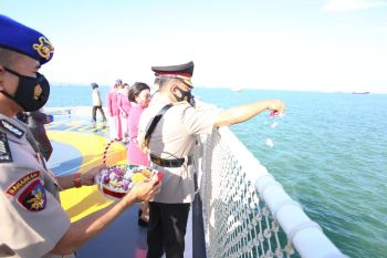 Polda Kepri Tabur Bunga di laut sebagai bentuk penghormatan pahlawan