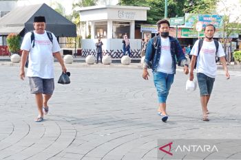 Tiga warga korban erupsi Semeru jalan kaki dari Lumajang ke Istana Negara