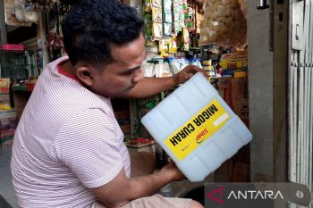 Konsumen kesulitan beli minyak goreng karena aplikasi "Pedulilindungi"
