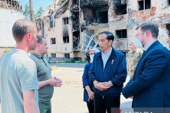 Presiden Jokowi tinjau reruntuhan apartemen di Ukraina