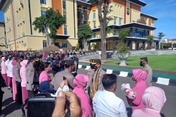 Irjen Pol Akhmad Wiyagus bersama istri disambut di Mapolda Lampung