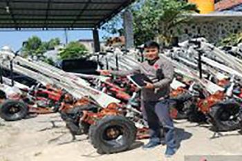 Pemkab Sampang salurkan bantuan puluhan alsintan kepada kelompok tani