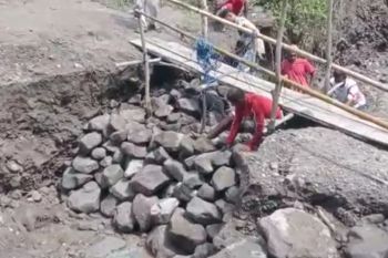 Warga desa di Nagekeo bangun jembatan darurat setelah banjir