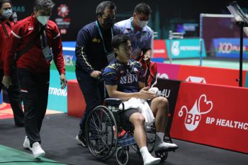 Cedera, Shesar hentikan pertandingan lawan Momota di Malaysia Open