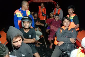 Tim SAR evakuasi 13 penumpang KM Karmila tujuan Labuan Bajo
