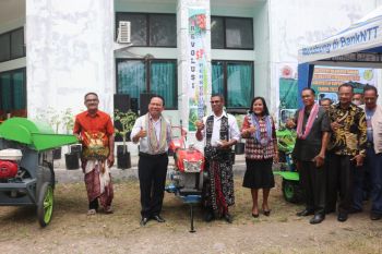 Pemerintah serahkan tiga unit alsintan untuk petani Kabupaten Kupang