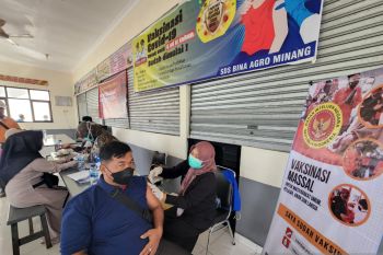 Percepatan vaksinasi COVID-19, BINDA Sumbar vaksinasi karyawan perusahaan sawit di Pasaman Barat