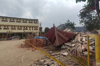 Seorang korban tewas karena tertimpa gedung sekolah runtuh di Palembang