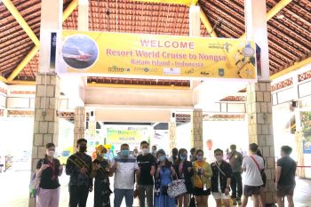 Puluhan turis asal Singapura naik Kapal Resorts World Cruises berkunjung ke Batam