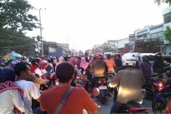 Arus lalu lintas Makassar-Maros macet parah di akhir pekan