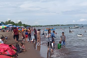 Warga Kota Makassar padati objek wisata pantai saat libur sekolah