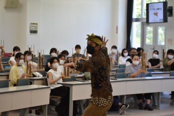 Penyandang disabilitas di Jepang diajari main angklung