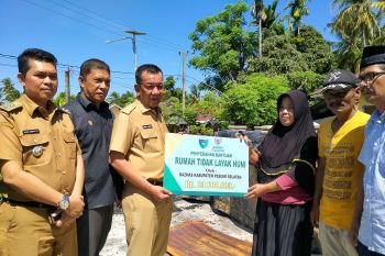 Baznas Pessel serahkan bantuan rumah layak huni