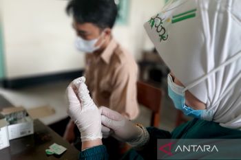 Bupati Banyumas ingatkan pandemi belum berakhir