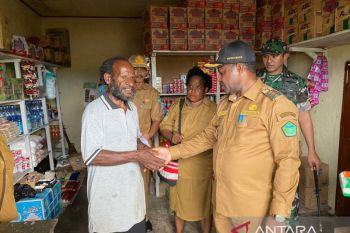 Bupati Nduga Namia bantu modal bagi pelaku usaha