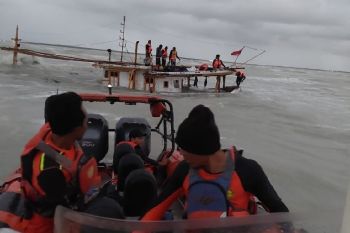 Tim SAR evakuasi ABK KM Bulu Saraung