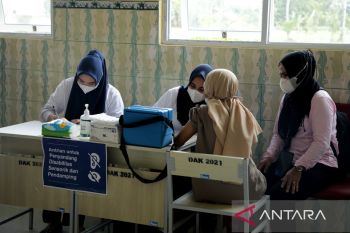Disdukcapil Pinrang : Vaksinasi COVID-19 berikan solusi dokumen kependudukan bagi peserta
