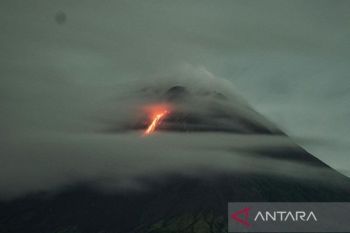 Guguran lava pijar meluncur lima kali dari Gunung Merapi sejauh 1.200 meter