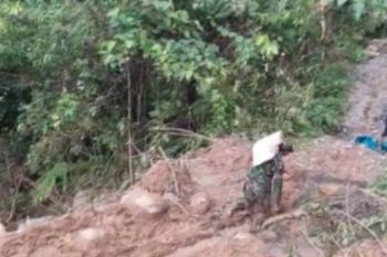 Personil TNI distribusikan bantuan logistik untuk korban longsor Mamasa
