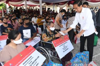 Presiden Jokowi serahkan bantuan ke pedagang di Pasar Alasa Nias