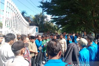 Petani sawit menjerit, mahasiswa Pertanian serbu DPRD Riau