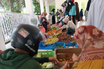 Dinas Perdagangan bersama Tim TPID Mamuju menggelar pasar murah