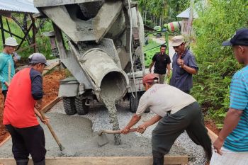 Semen Padang betonisasi jalan di Lubuk Kilangan bersama masyarakat