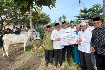 Serahkan bantuan hewan kurban, Wako Hendri Septa apresiasi BNI Wilayah 02 Padang