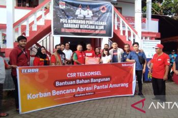 Telkomsel membantu bahan bangunan korban abrasi Amurang