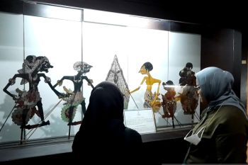 Koleksi wayang kulit dari luar Pulau Jawa di Museum Wayang