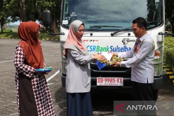 Bank Sulselbar beri bantuan truk operasional sampah untuk Luwu Utara